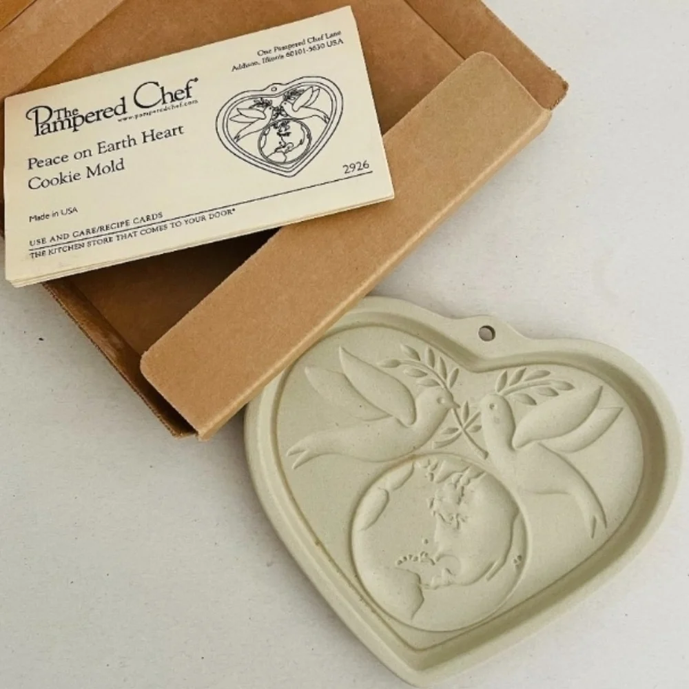 The Pampered Chef Prace on Earth Heart Cookie Mold